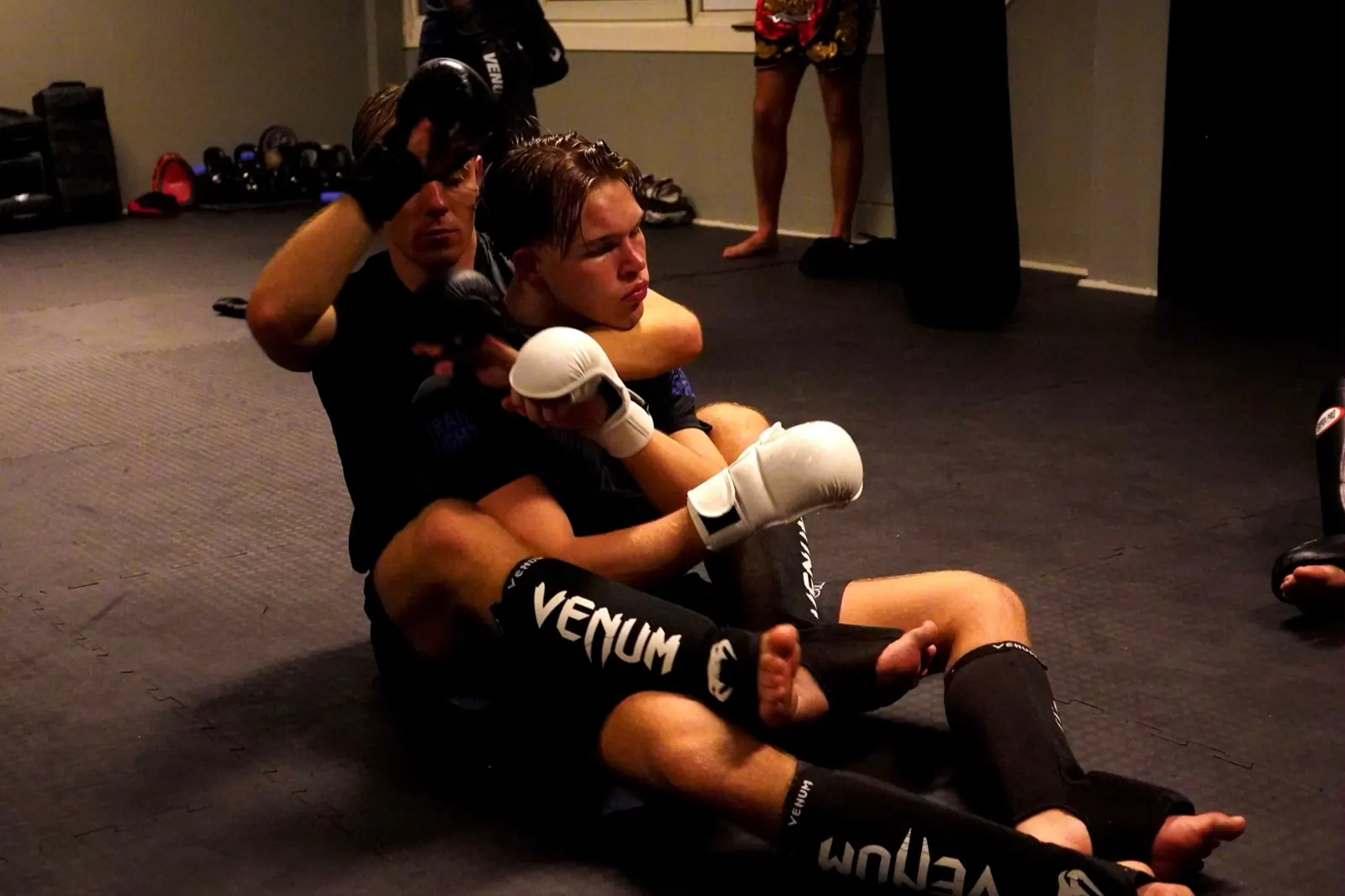 Grapplers werken aan posities op de grond