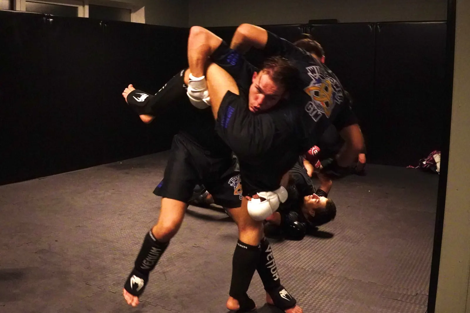Twee vechters in een takedown tijdens de MMA-training