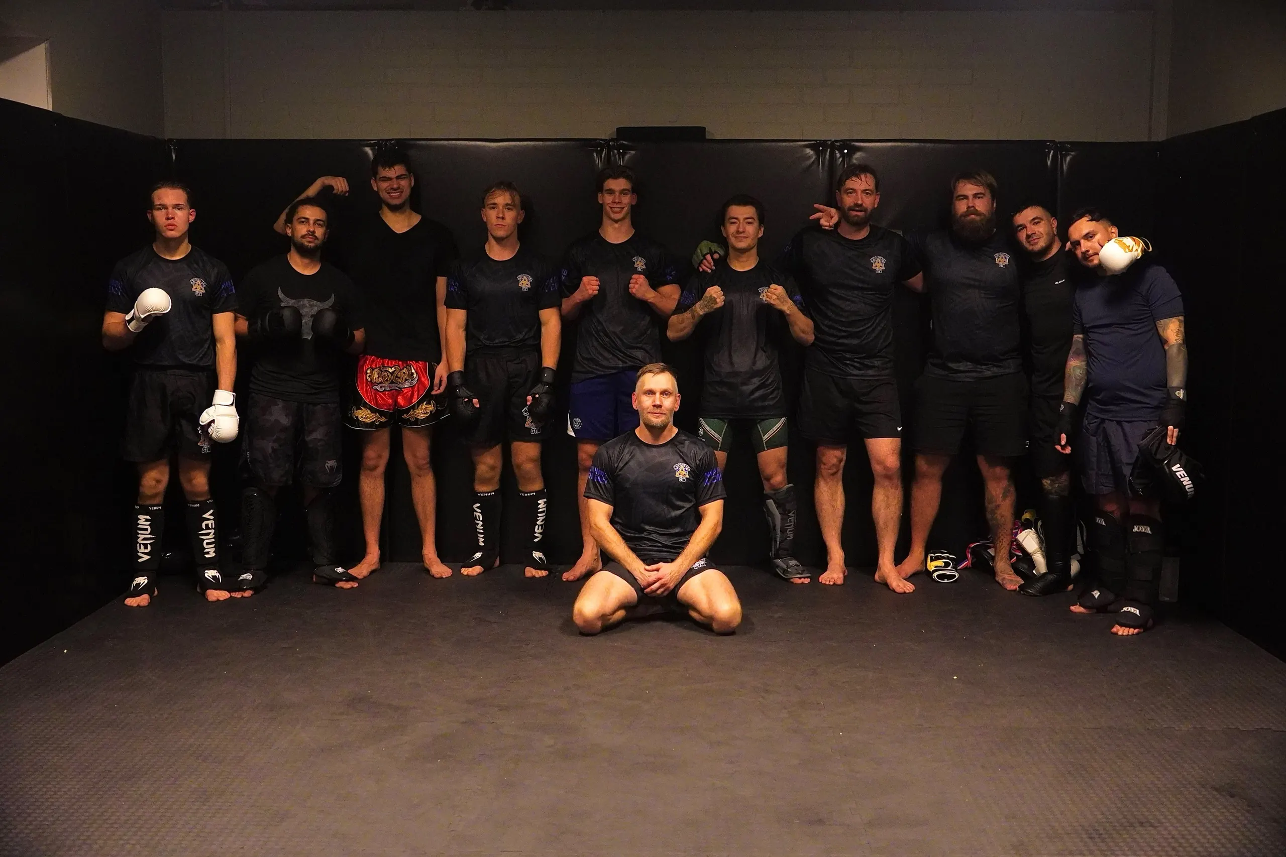 Het team en de leden van Willpower Gym, samen op de mat in de zaal