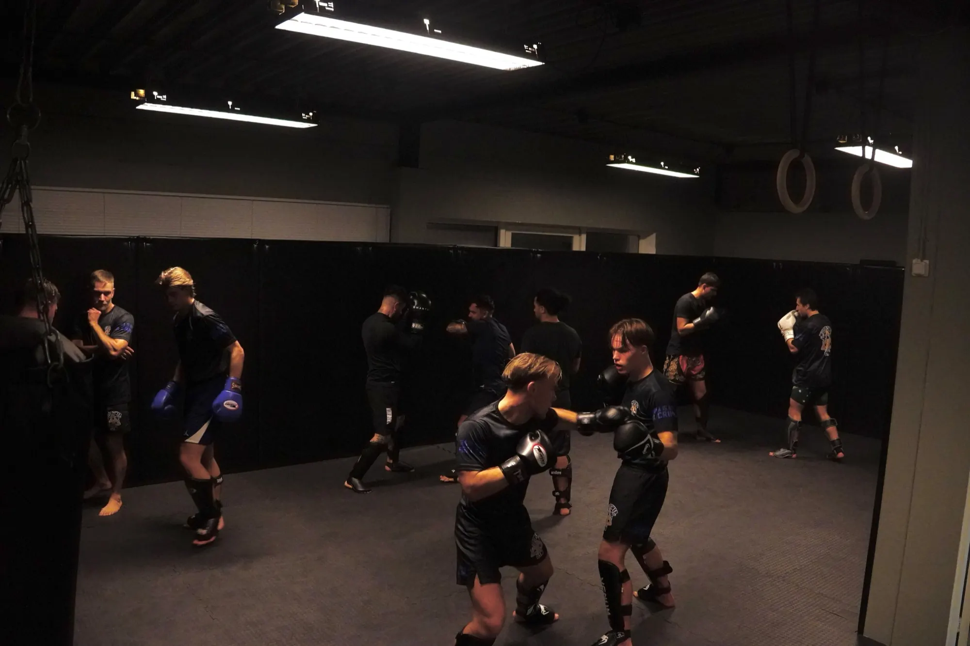 Een groep leden traint samen in de zaal van Willpower Gym